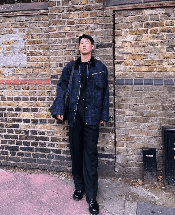 검은 옷을 입고 레더 자켓을 걸친 손흥민 전신 사진