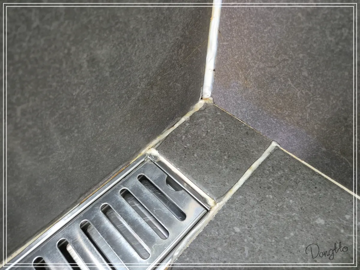 곰팡이-제거제-바른-후-제거된-곰팡이