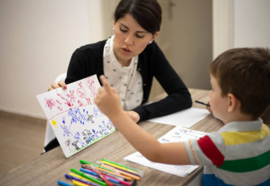 미술 치료하는 6살 남아의 모습
