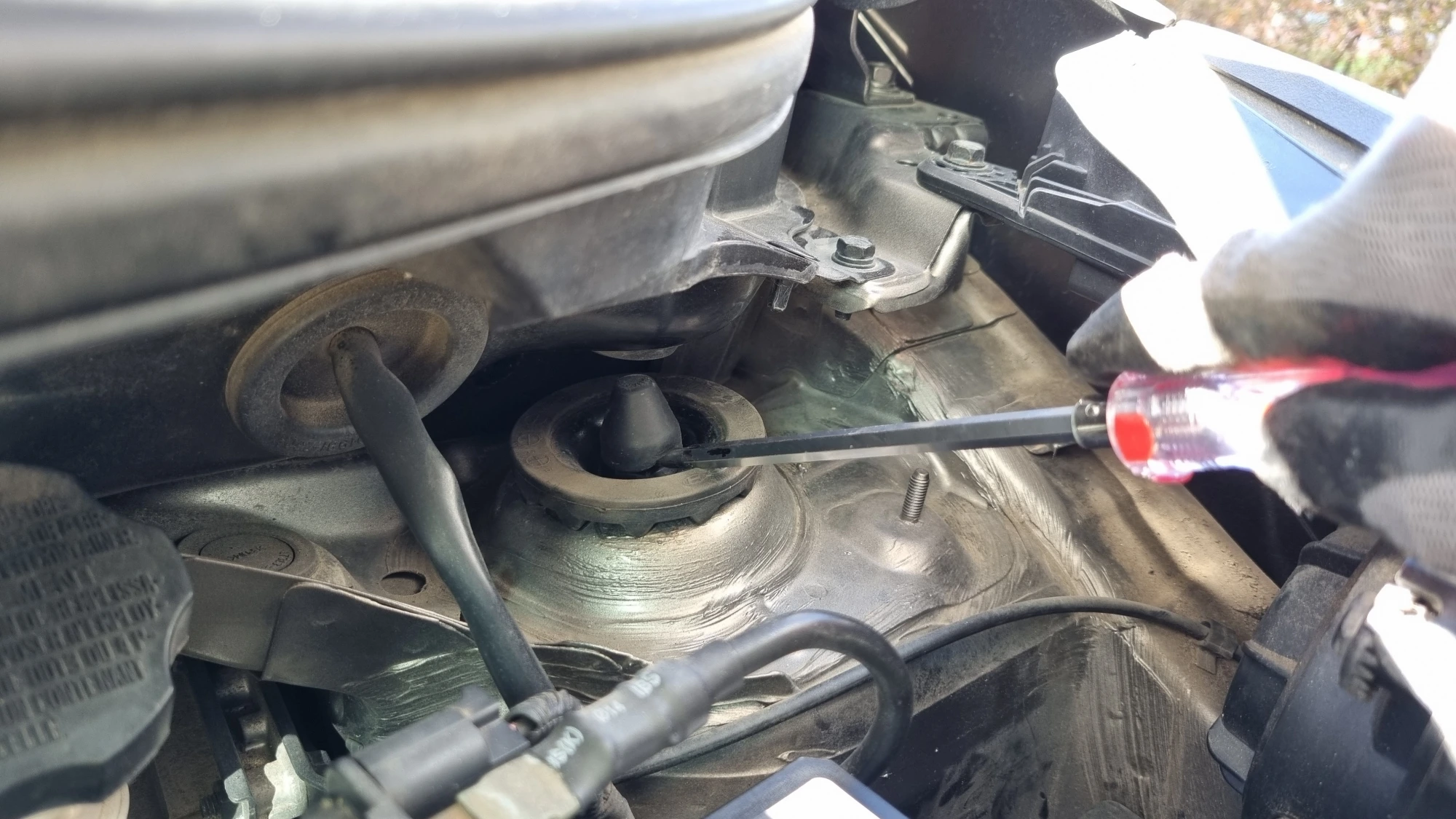 모닝 인슐레이터 더스트 커버 빼는 모습