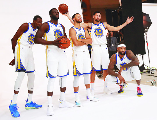 진짜 사기팀이긴 하다.
듀란트, 그린, 커리, 탐슨에 커즌스까지.....