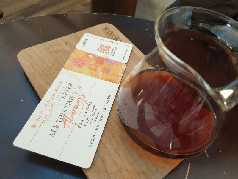 컵노트와 서버가 테이블 위에 올려져 있다.