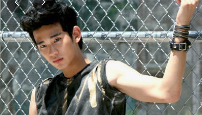 배우 김수현 태국팬미팅 배드민턴 논란