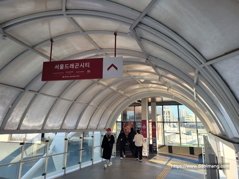 구름다리에서 서울드레곤시티 연결 통로