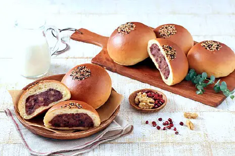 쌀쌀한 가을에 재유행 100년 전통 베이커리 카페 빵집 단팥빵 포천 산정호수 맛집 추천 생방송투데이 리얼맛집 오늘방송 빵 플레이스