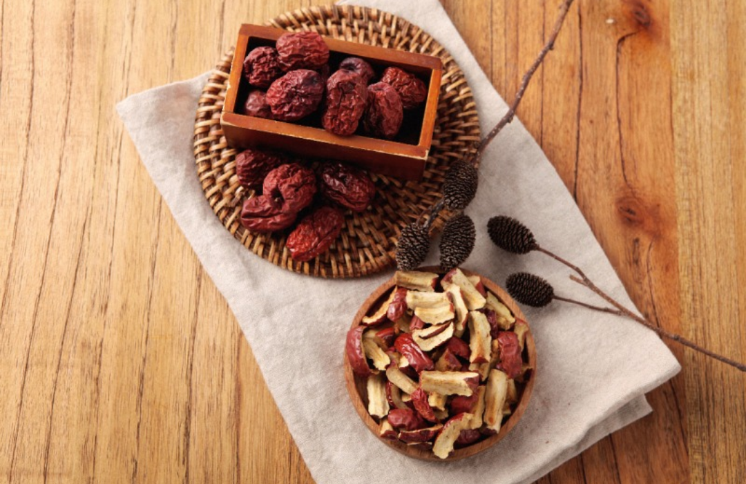 말린대추와 그것을 얇게 자른 것들이 그릇에 담겨 있다.