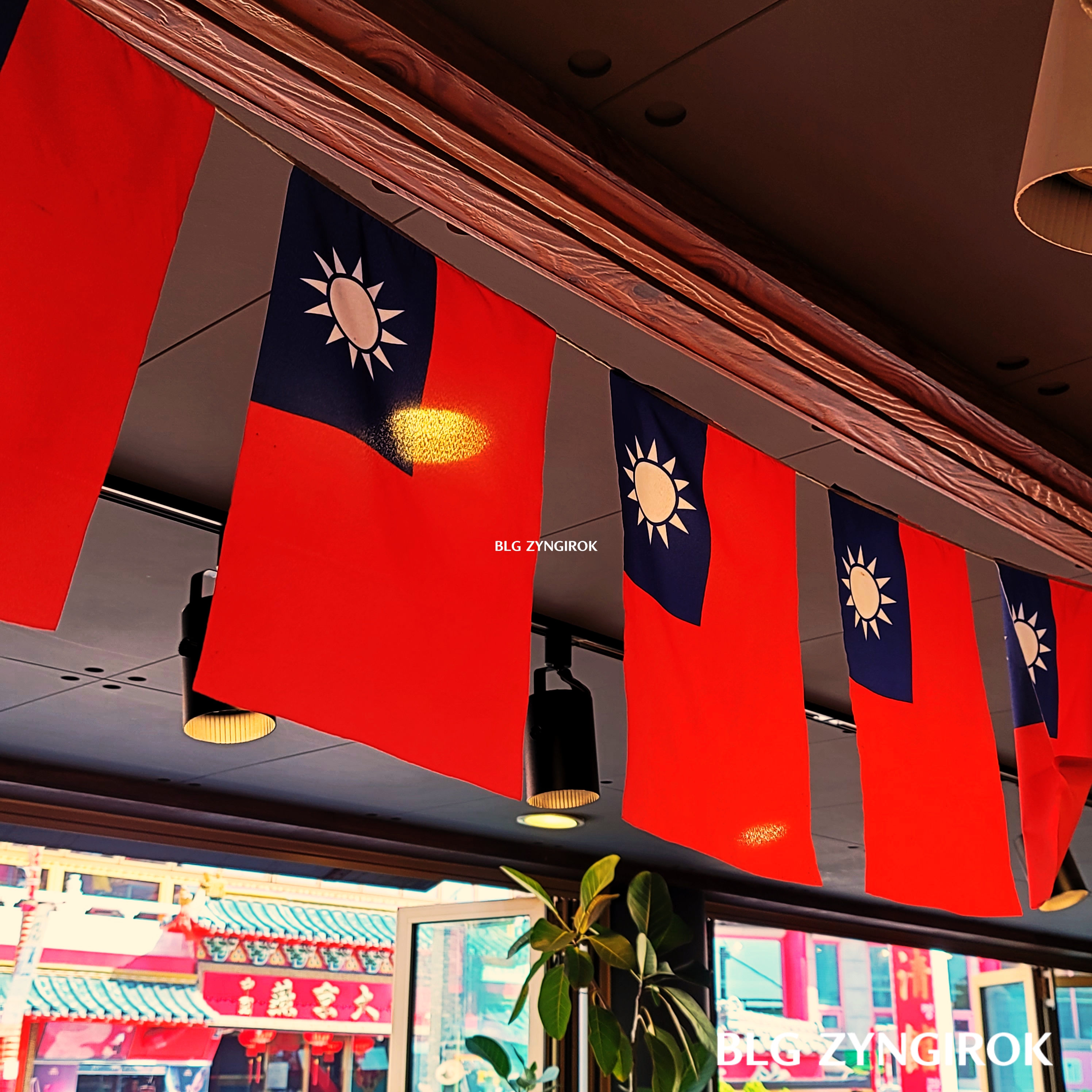 차이나타운 한 카페에 걸려 있는 타이완 국기들이다.