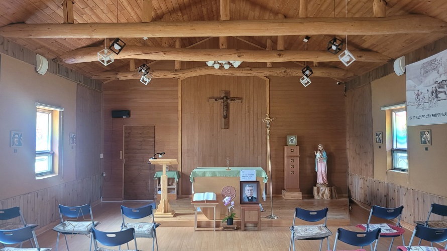 행정공소 성전 안 제대, 제단, 십자고상, 성모자상 사진