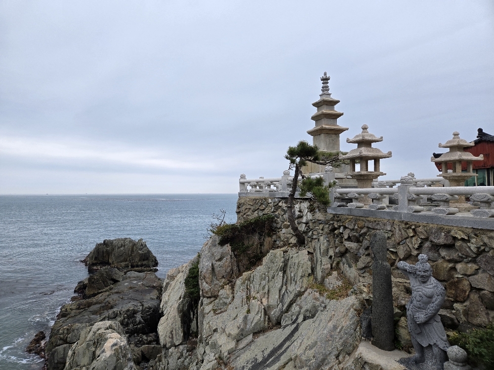 해동용궁사 바다 전망 석탑 &ndash; 바다를 배경으로 한 불탑