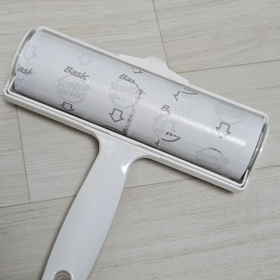 직선형 롤클리너 사용 후 제대로 뜯기지 않고 찢어진 절취선 모습