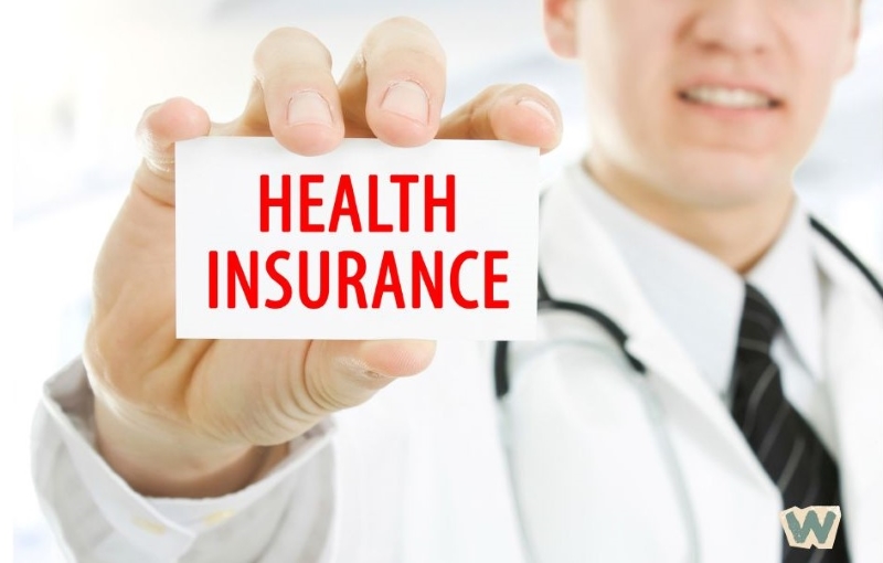 의사가 건강보험(Health Insurance) 문구가 적힌 흰색 카드를 들고 있는 모습 via canva