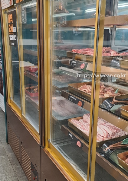 고기가 냉장고에 진열되어 있어요.