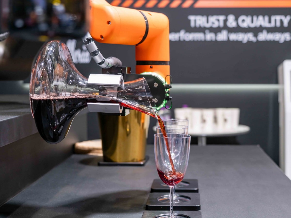 한화로보틱스 와인 브리딩이 가능한 '소믈리에 비노봇'.