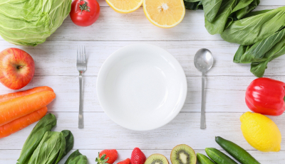 포크&#44;수저&#44;접시 그리고 야채