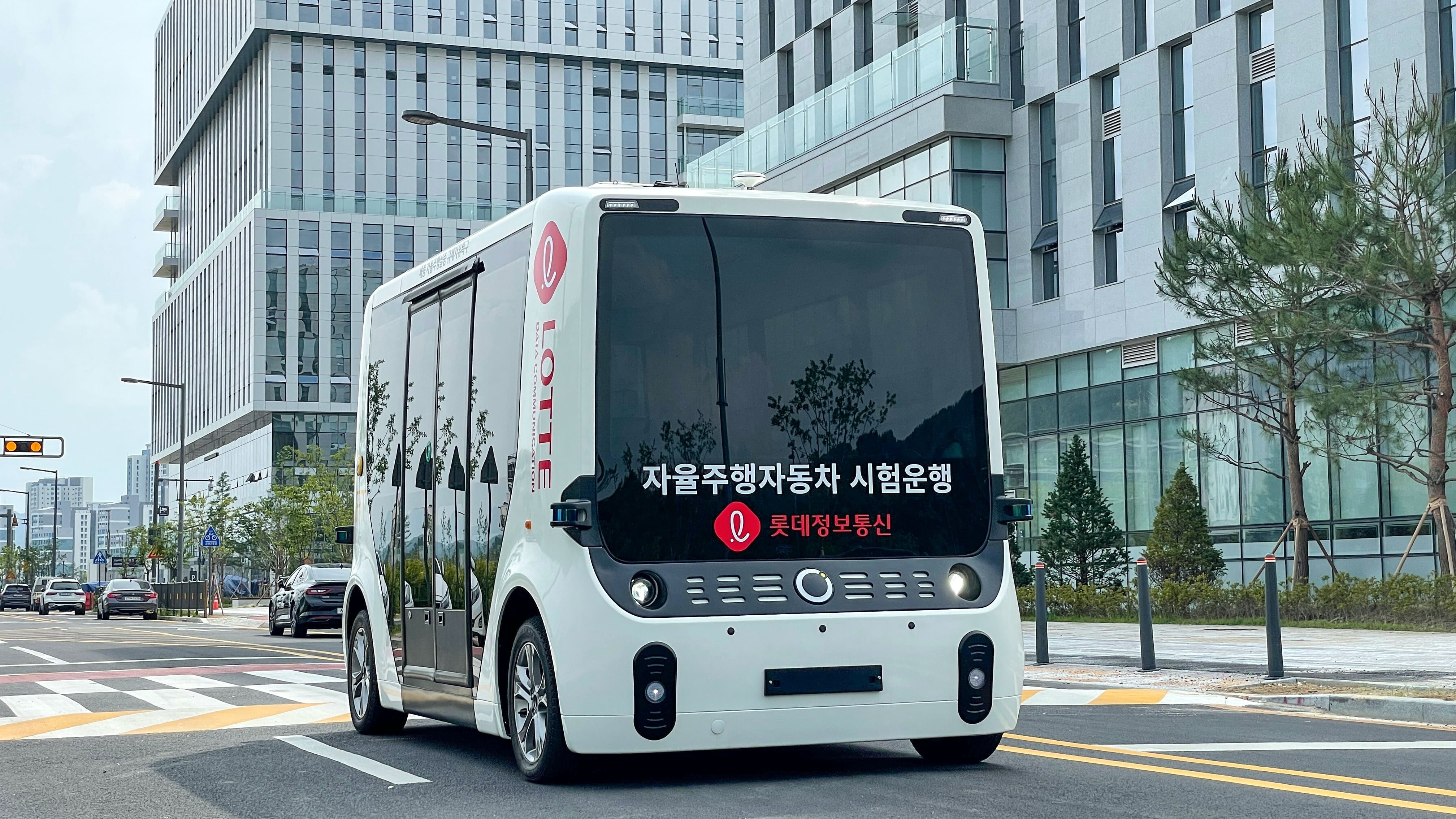 Test operation of self-driving car by Lotte Data Communication