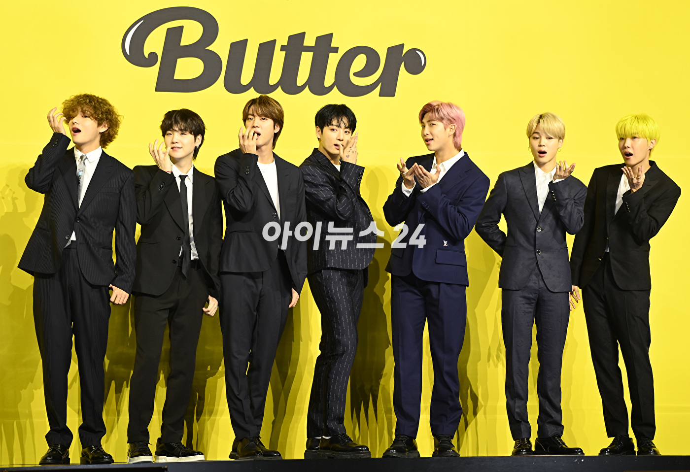 방탄소년단(BTS) 새 디지털 싱글 &#39;Butter&#39; 발매 기념 글로벌 기자간담회가 21일 오후 서울 송파구 방이동 올림픽공원 올림픽홀에서 열렸다. 방탄소년단이 포토타임을 갖고 있다.