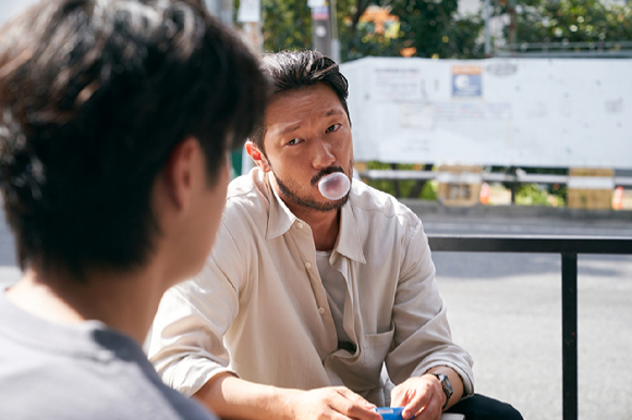 배우 손석구가 넷플릭스 2월 신작 '살인자ㅇ난감'에서 살인자 이탕(최우식)을 추적하는 형사 '장난감' 역으로 연기하고 있다. [사진=넷플릭스]
