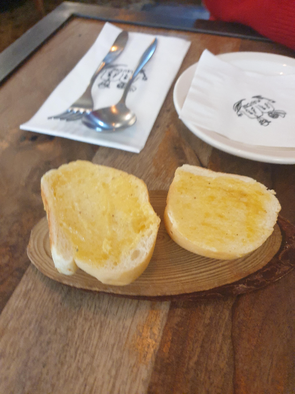 버터 및 마늘 스프레드가 발라진 식전빵