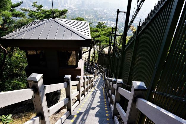 전망대에서 내려가는 급경사 내리막 계단길, 새것처럼 깨끗해요, 왼쪽에 초소, 게단길 좌 우 안전난간,
