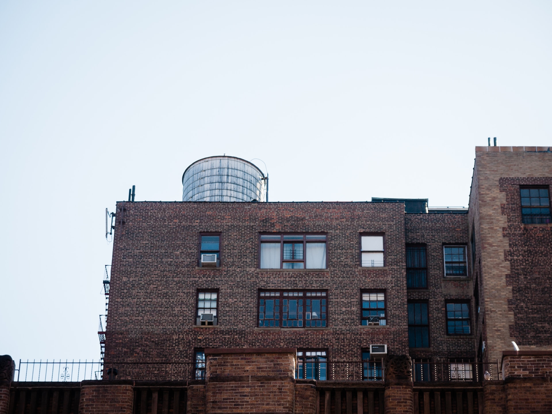 도시 안전은 주민들의 삶의 질을 향상시키며 사회의 안정과 번영에 직결됩니다. 안전하지 않은 도시는 범죄로 인해 주민들이 불안과 불편을 느끼게 되고, 이는 도시의 사회적 문제를 악화시키는 결과를 가져옵니다.