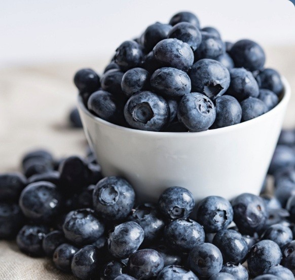 흰그릇에-담긴-블루베리