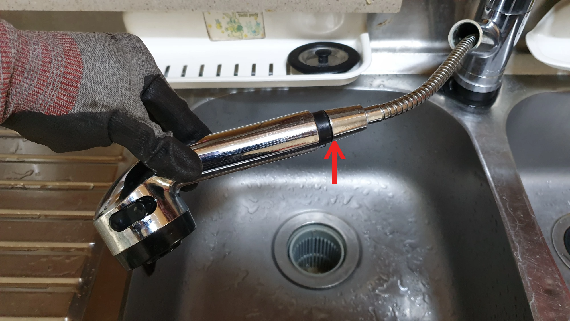 수도꼭지 헤드 빼는 모습