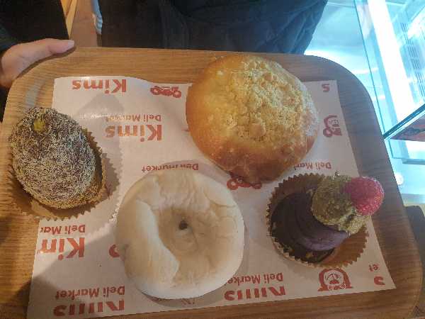 소라빵 2개와 베이글 2개가 쟁반에 담겨 있다.