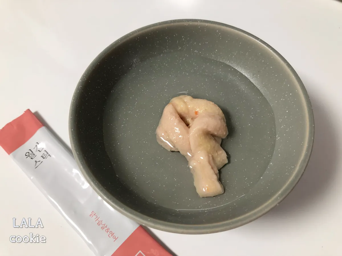 고양이-간식-추천-짜먹는-츄르에-물도-적셔-준다