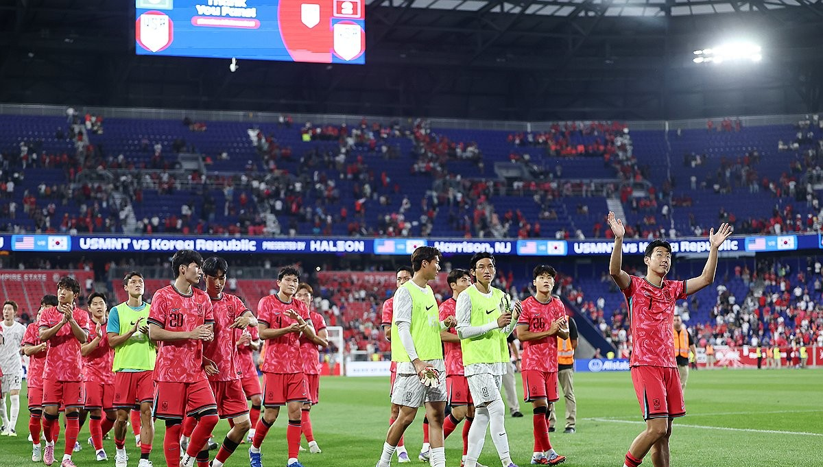 6일(현지시간) 미국 뉴저지주 해리슨 스포츠일러스트레이티드 스타디움에서 열린 한국 대 미국 친선경기에서 2 대 0으로 승리한 한국 선수들이 관중들에게 인사를 하고 있다.