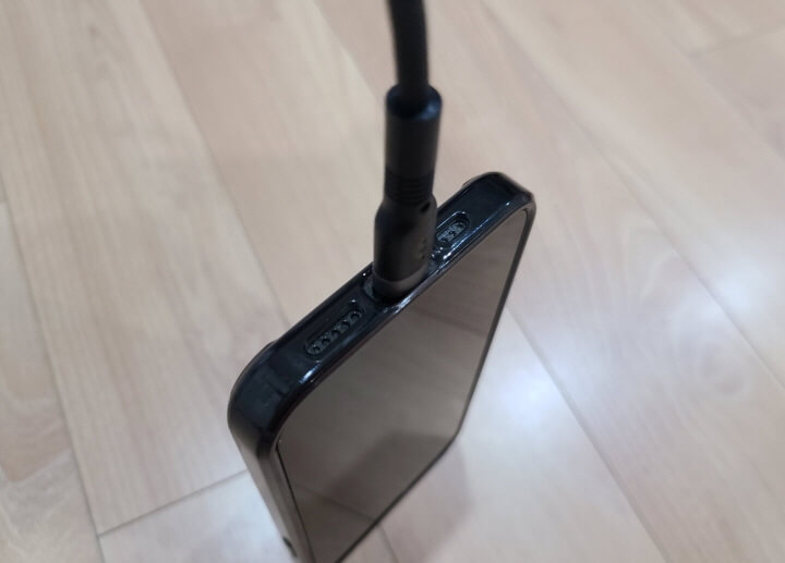 아이폰과 연결한 아트뮤 케이블