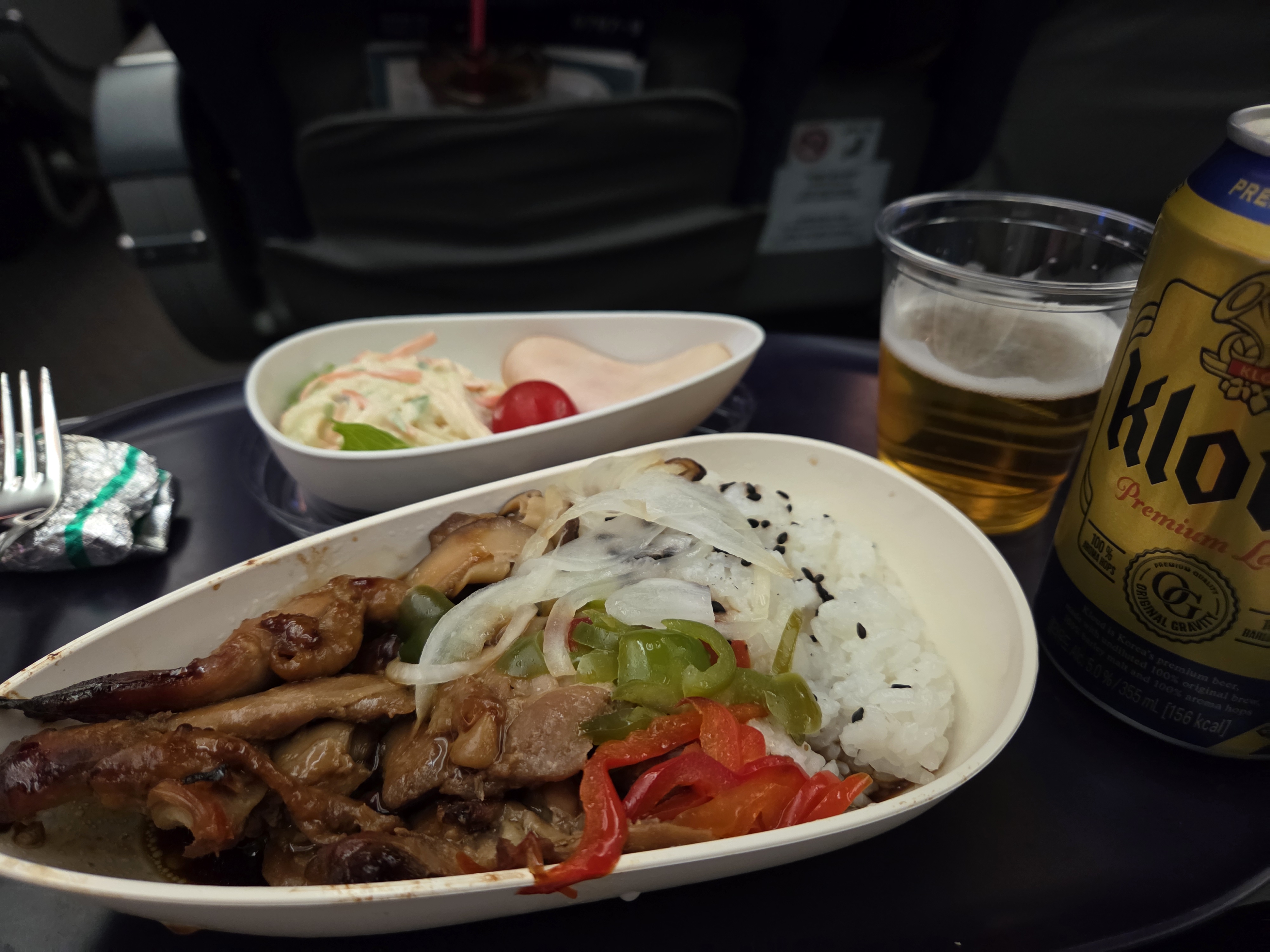 에어프레미아 기내식 고기 볶음과 쌀밥 사이드 샐러드 맥주가 함께 놓인 식사 트레이