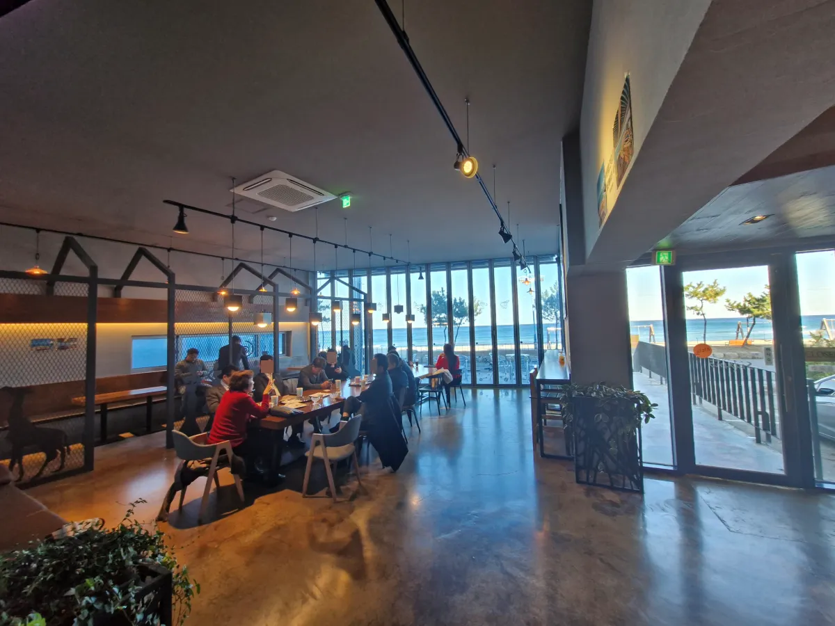 1층-바다가-보이는-전면창-카페내부