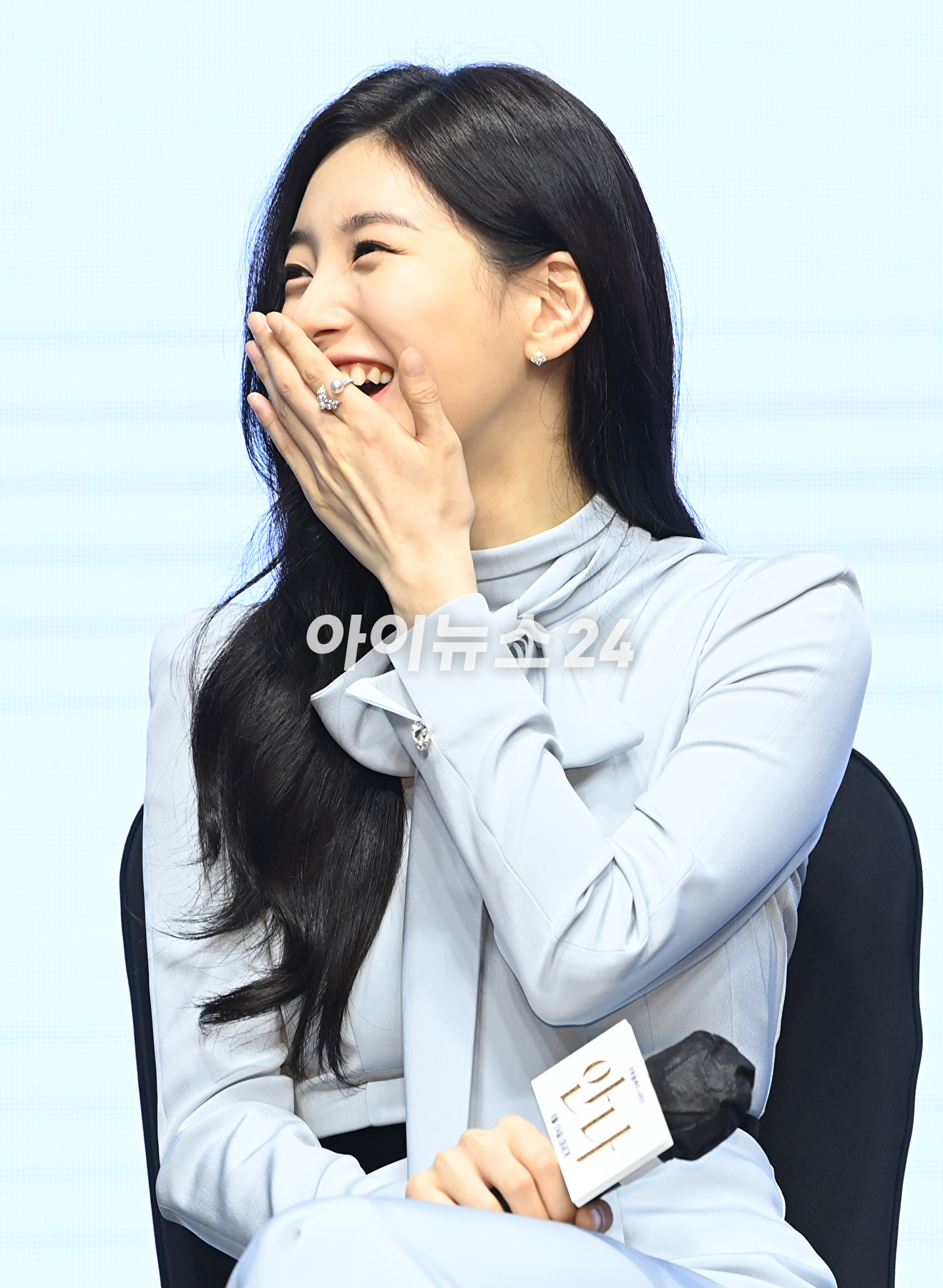 배우 수지가 21일 오전 여의도 콘래드서울에서 열린 쿠팡플레이 시리즈 &#39;안나&#39; 제작발표회에 참석해 포토타임을 갖고 있다. [사진=정소희 기자]