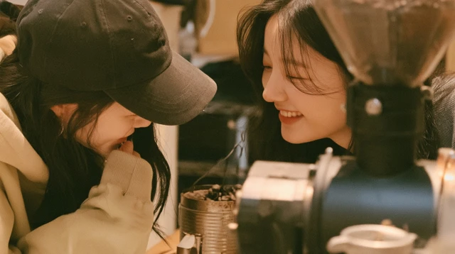 볶은 원두를 담는 참가자