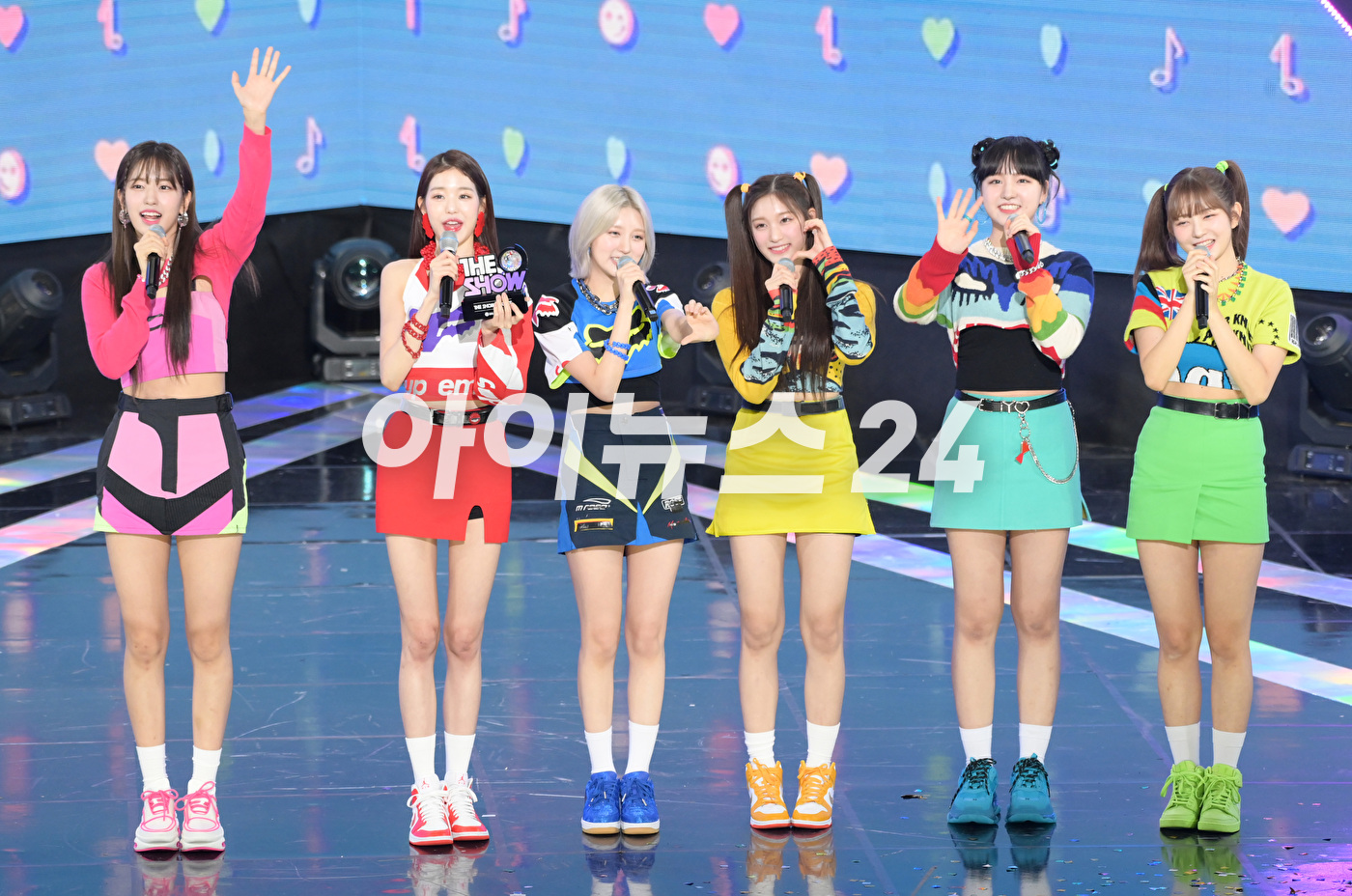 그룹 아이브가 30일 서울 상암동 SBS프리즘타워에서 열린 SBS M '더 쇼' 생방송에서 1위인 '더쇼 초이스'를 수상하고 기뻐하고 있다. [사진=정소희 기자]