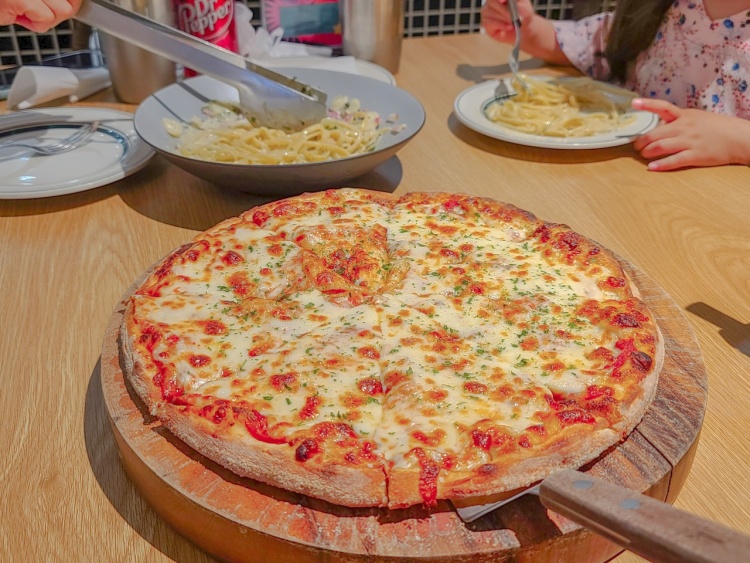 피자를 먹는 사진