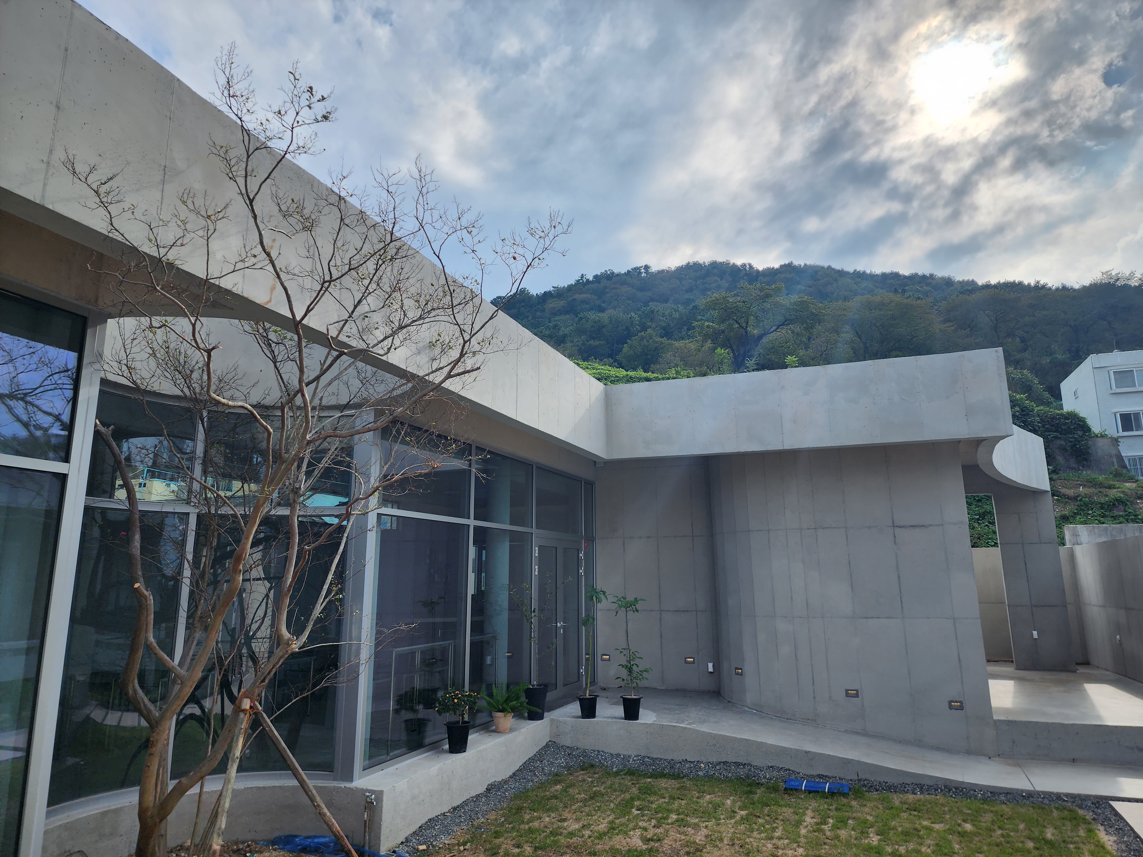 콘크리트 벽 마감이란? – 기능과 감성을 담은 공간의 완성