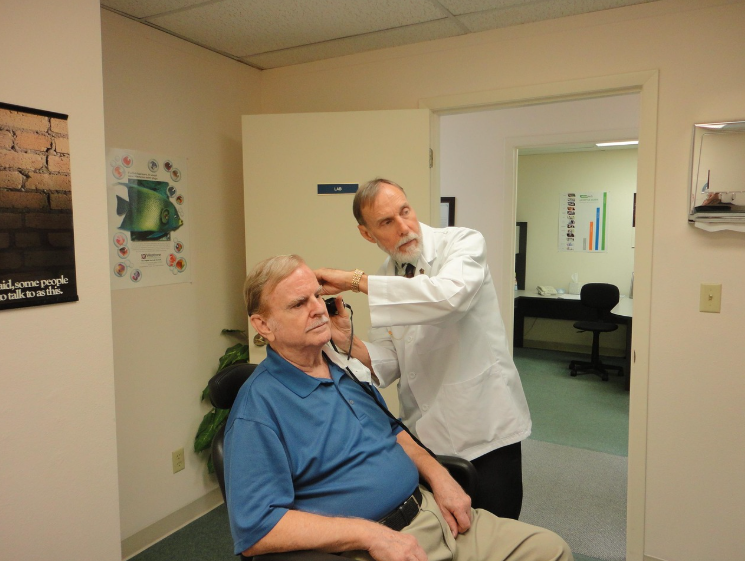 귀에서 들리는 위험 신호 '청신경종양' 완벽 가이드: 원인부터 최신 치료법까지