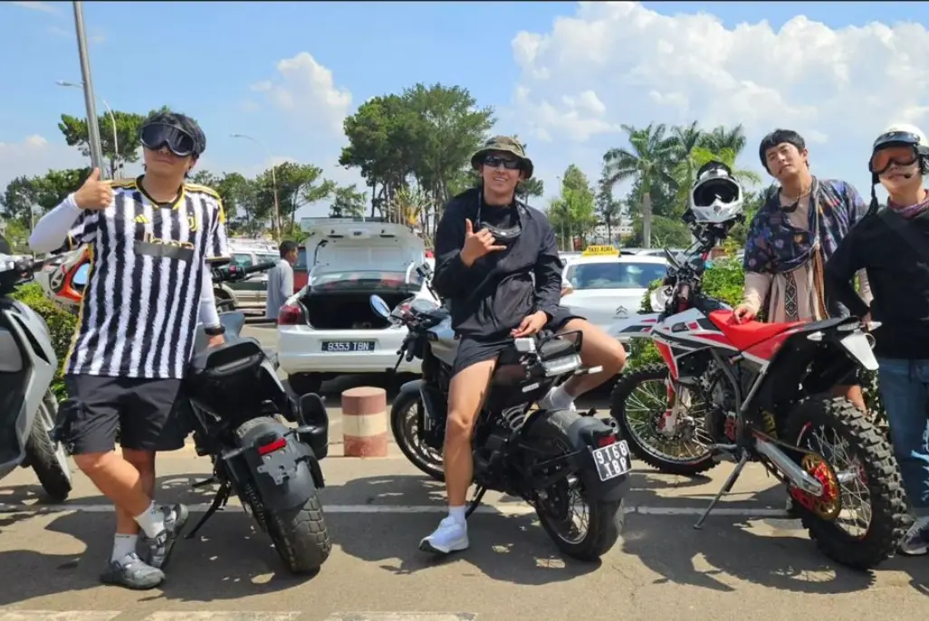 솔로지옥3-
오도바이 위에 거꾸로 앉아 검은반바지 검은 긴팔티 흰운동화를 신고 웃으며 카메라를 바라보고 있는 덱스