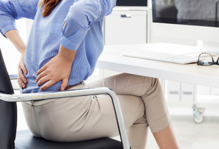 허리를 잡고 있는 사람 모습