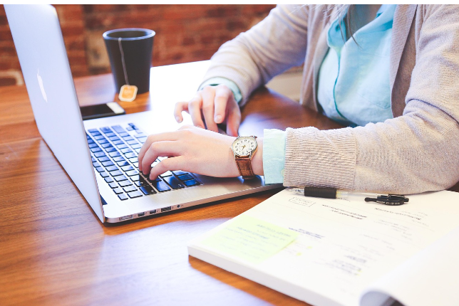 노트북으로 공부하는 사람