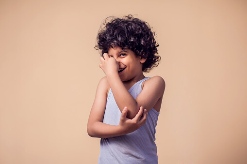 냄새나서_코_막는_소년