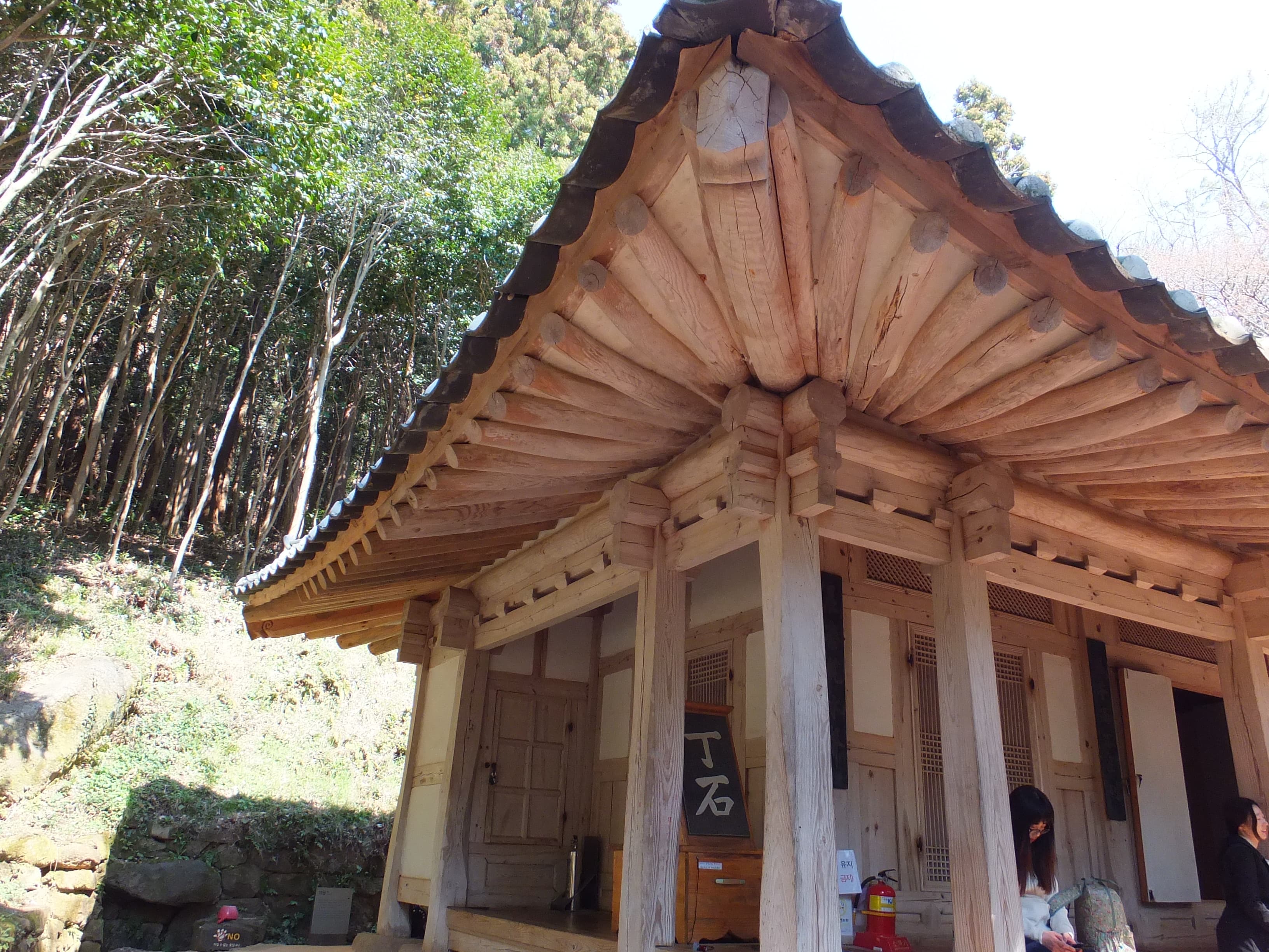 다산초당 텃마루에 쉬는 사람들