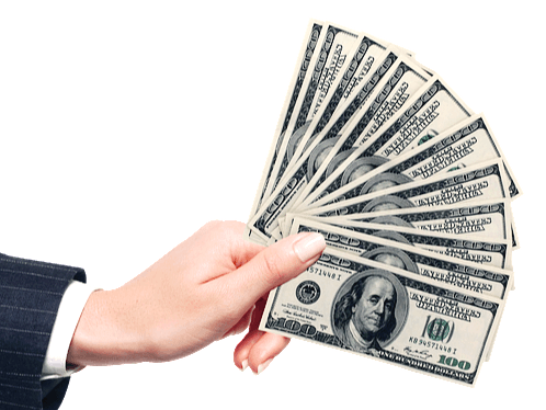 검정 정장을 입은 여자 손이 100달러 지폐 10장을 부채꼴 모양으로 펼친 채 쥐고 있다.