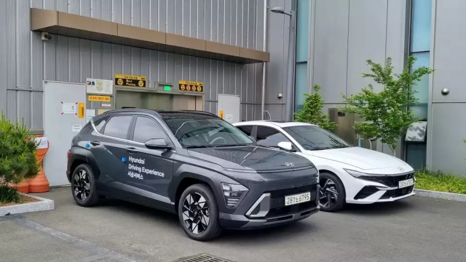 시승 전 더 뉴 아반떼 옆에 있던 코나 하이브리드입니다.