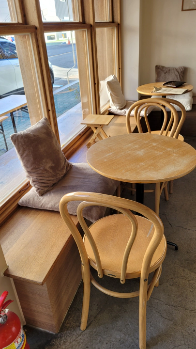 해리단길 브런치 카페 오프온 창가 인테리어