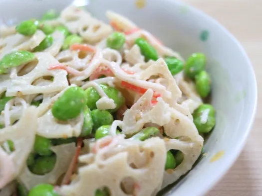 버무린 연근과 재료에 깨를 뿌림