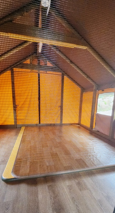 아직 입실하지 않은 산막텐트 안쪽을 찍은 모습 온수매트가 있어요.