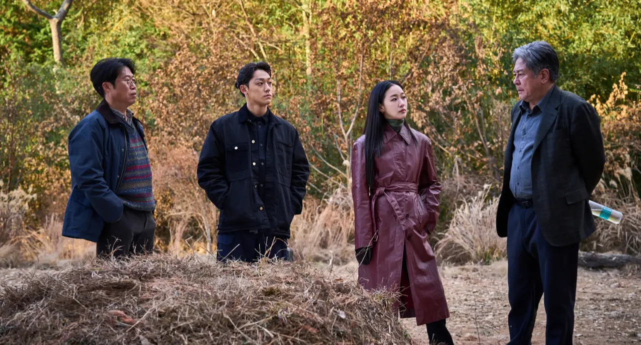 파묘-
숲속 오래된 무덤앞에 서서 얘기하는 잠바입은 유해진과 이도현 빨간 가죽 코트를 입은 김고은 양복을 입은 최민식