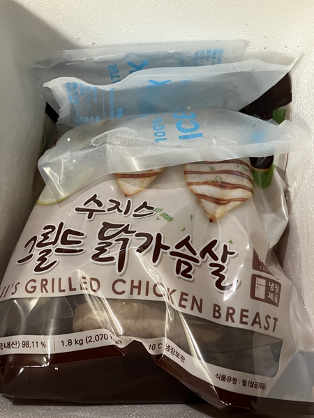 아이스팩 위에 포개져 포장된 수지스 그릴드 닭가슴살 1.8kg 냉장 제품 &ndash; 스티로폼 박스 내부 모습